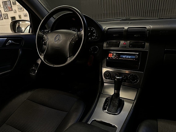 Mercedes-Benz C200 21 of 25
