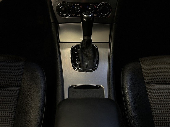 Mercedes-Benz C200 22 of 25