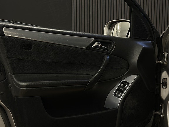 Mercedes-Benz C200 15 of 25