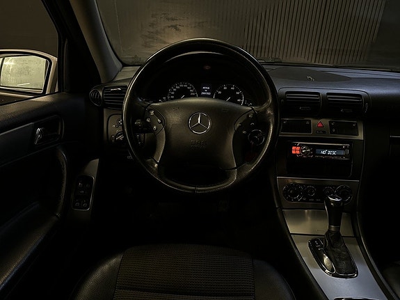 Mercedes-Benz C200 18 of 25