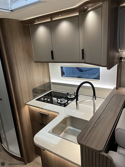 Kabe Imperial Travel Master Intergrated R i830 LGB 8 of 13