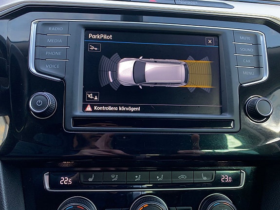 Volkswagen Passat 9 of 26