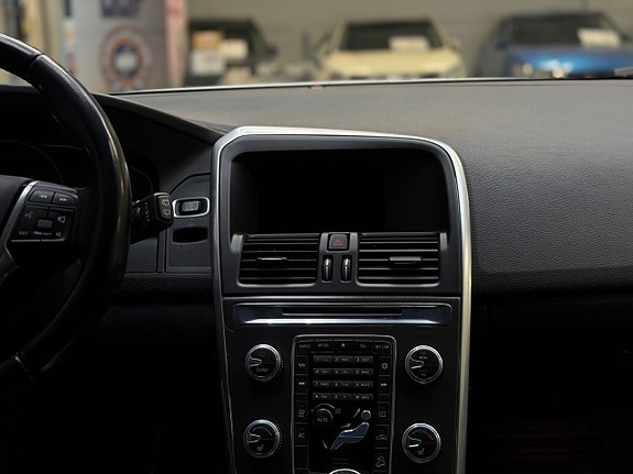 Volvo XC60 11 of 25