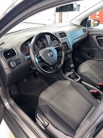Volkswagen Polo 2 of 5