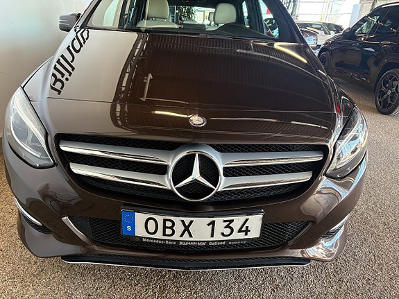 Mercedes-Benz B200 d 2 of 5