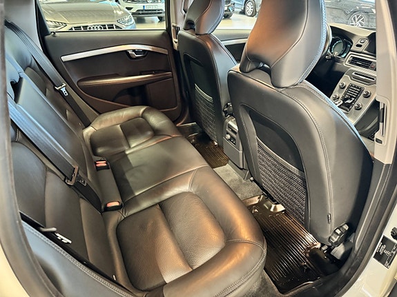 Volvo XC70 11 of 21