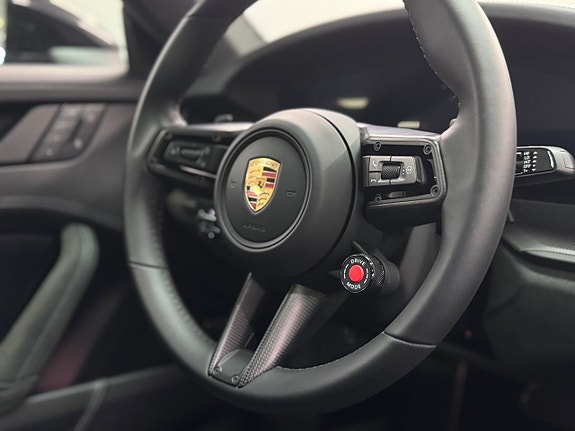Porsche 911 Carrera 4 GTS 12 of 16