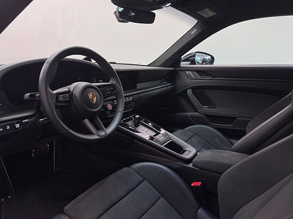 Porsche 911 Carrera 4 GTS 11 of 16