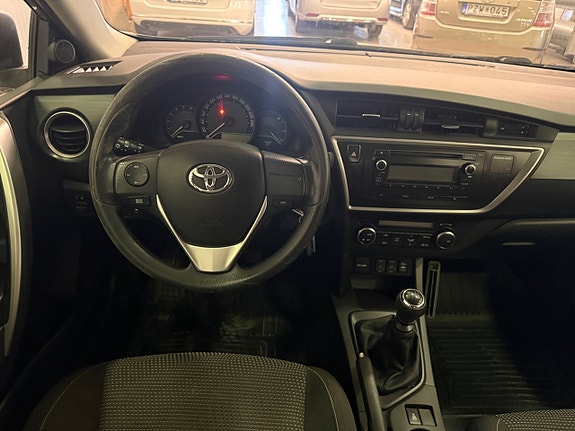 Toyota Auris 9 of 13