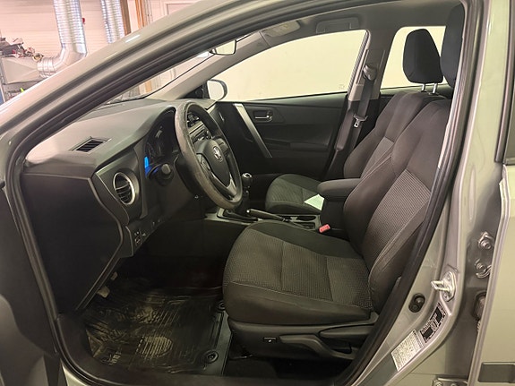 Toyota Auris 7 of 13