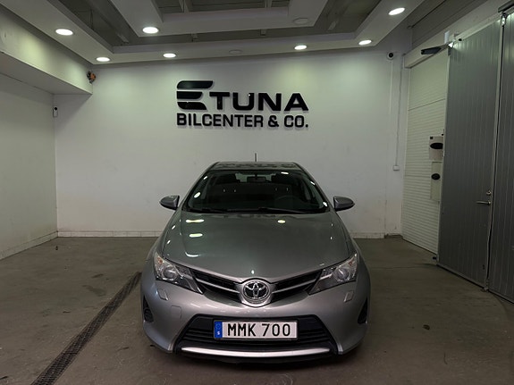 Toyota Auris 2 of 5