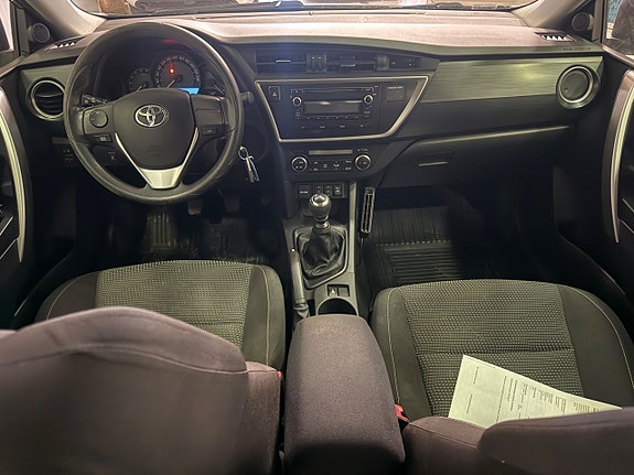 Toyota Auris 8 of 13