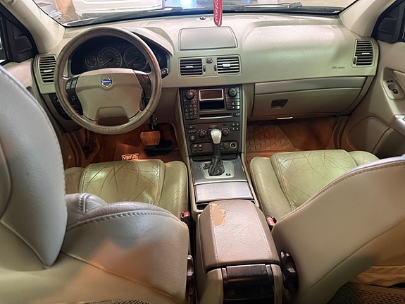 Volvo XC90 8 of 16