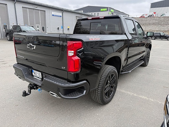 Chevrolet Silverado 3 of 5