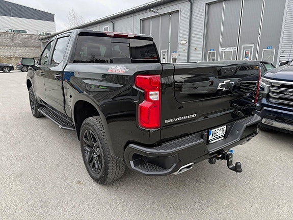 Chevrolet Silverado 4 of 5