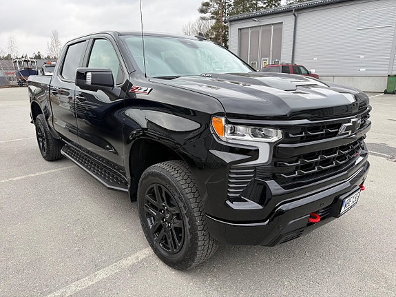 Chevrolet Silverado 2 of 5