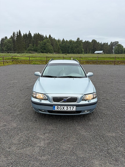 Volvo V70 2 of 9