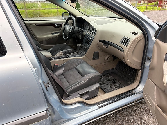 Volvo V70 7 of 9