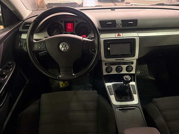 Volkswagen Passat 9 of 14