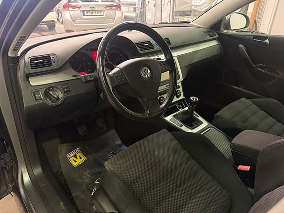 Volkswagen Passat 6 of 14