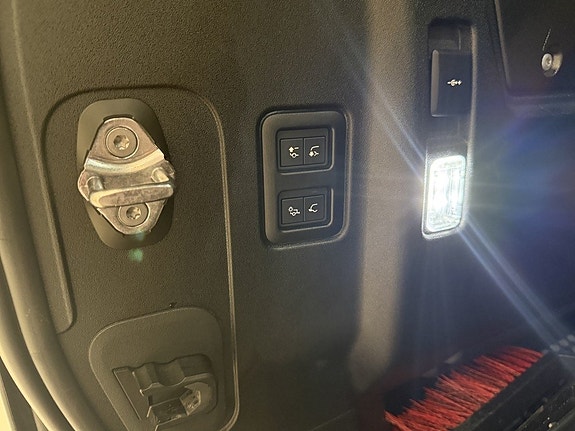 Land Rover Defender 110 25 of 25