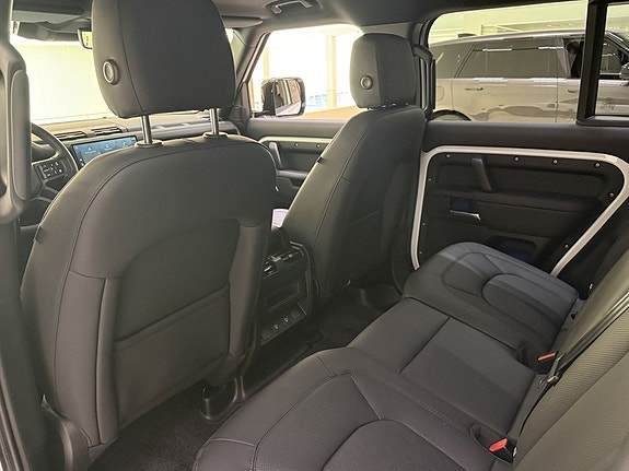 Land Rover Defender 110 21 of 25