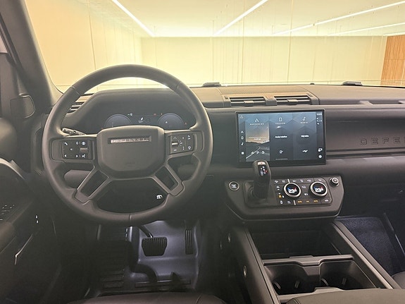 Land Rover Defender 110 12 of 25