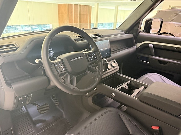 Land Rover Defender 110 11 of 25