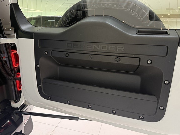 Land Rover Defender 110 23 of 25