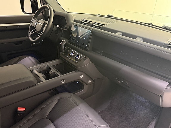 Land Rover Defender 110 16 of 25