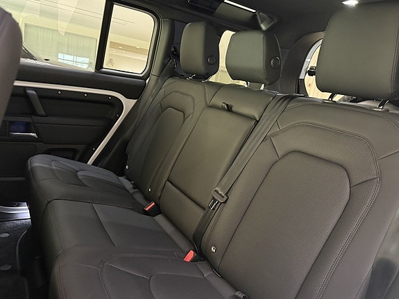 Land Rover Defender 110 22 of 25