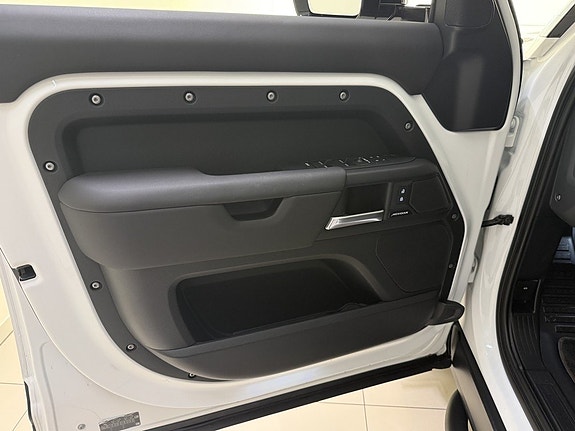 Land Rover Defender 110 13 of 25