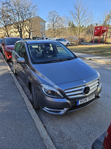 Mercedes-Benz B180 3 of 5