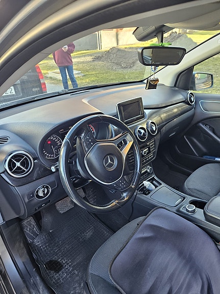 Mercedes-Benz B180 6 of 9