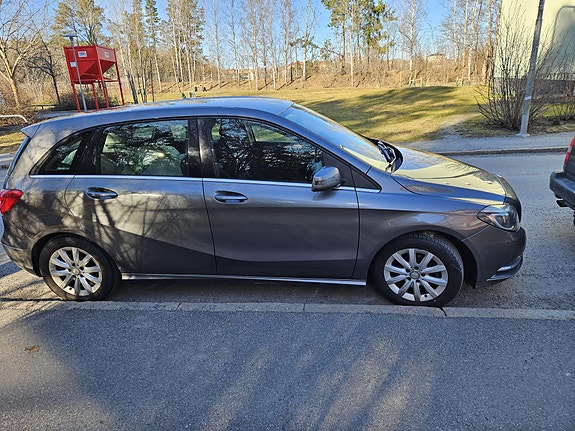 Mercedes-Benz B180 2 of 5