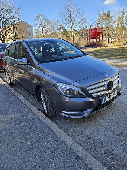 Mercedes-Benz B180 4 of 5