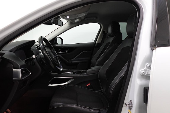 Jaguar F-PACE 4 of 5