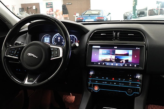 Jaguar F-PACE 8 of 21