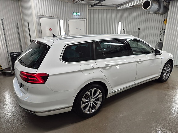 Volkswagen Passat 10 of 27