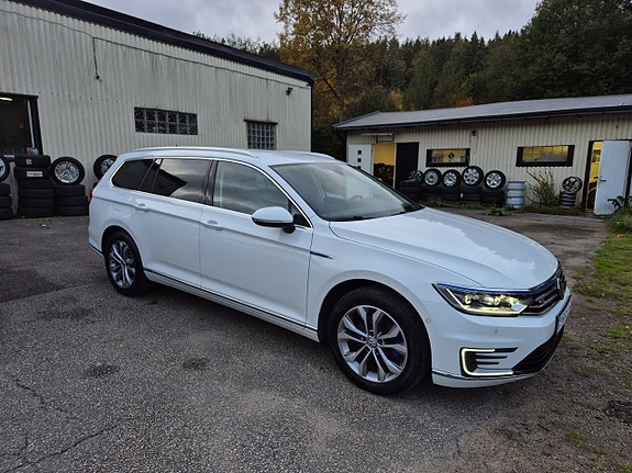 Volkswagen Passat 2 of 5