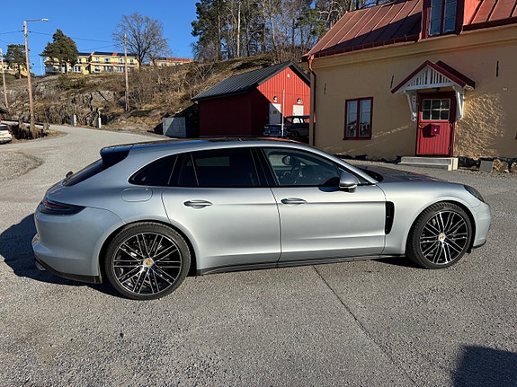 Porsche Panamera 4 3 of 5