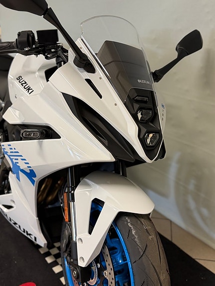 Suzuki GSX-8R 7 of 8