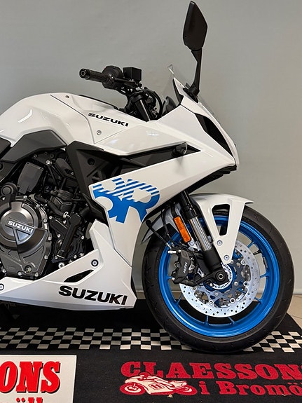 Suzuki GSX-8R 4 of 5