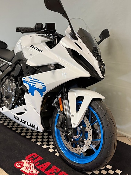 Suzuki GSX-8R 6 of 8