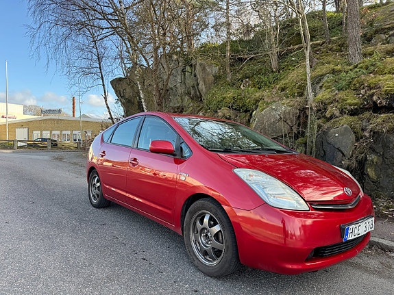 Toyota Prius 2 of 5