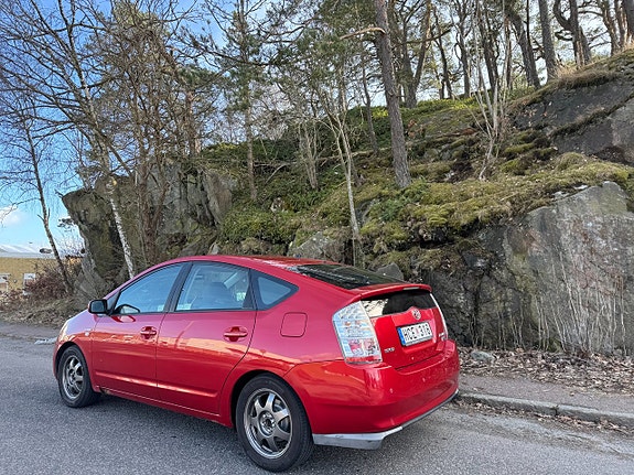 Toyota Prius 4 of 5