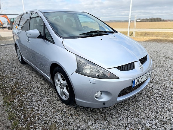 Mitsubishi Grandis 2 of 5
