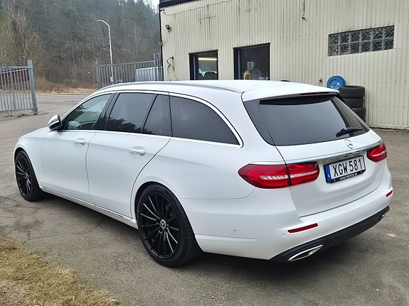 Mercedes-Benz E200 3 of 5