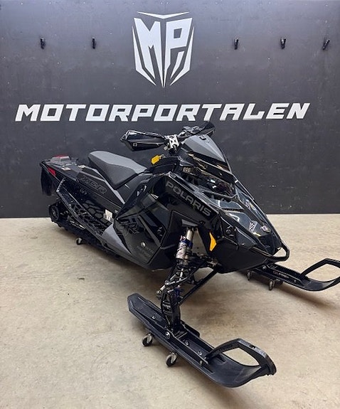 Polaris INDY XCR 9R 137" - DEMO 3 of 4