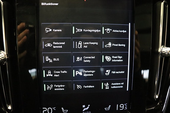 Volvo XC40 19 of 23